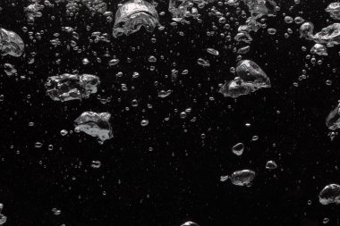 Siyah arkaplanda birçok su kabarcığı, yakın plan