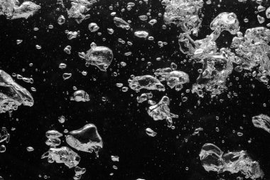 Koyu arkaplanda birçok su kabarcığı, yakın plan