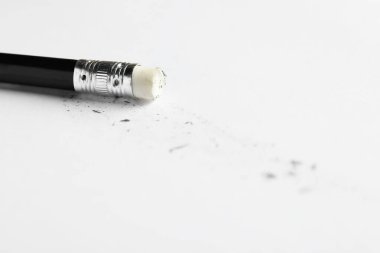 Silgi ve kağıt parçalarıyla kalem, yakın plan.