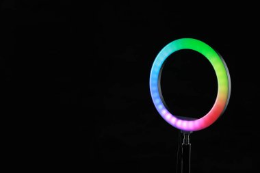 Yüzük lambası siyah arkaplana karşı duruyor, metin için boşluk