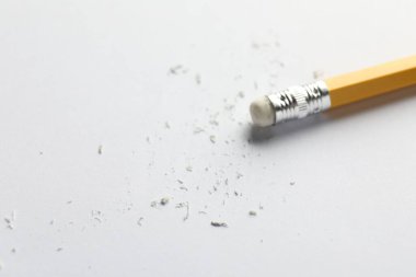 Silgi ve kağıt parçalarıyla kalem, yakın plan.