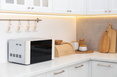 Mutfak tezgahında kapalı mikrodalga fırın.