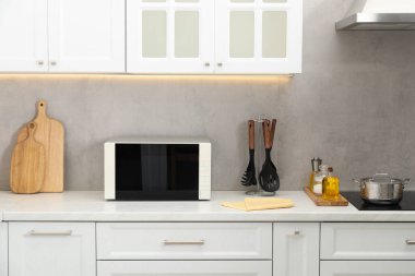 Mutfak tezgahında kapalı mikrodalga fırın.