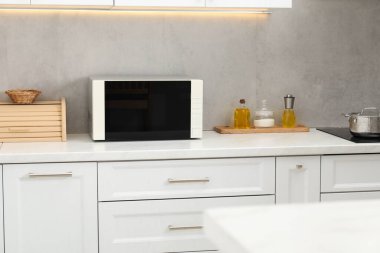 Mutfak tezgahında kapalı mikrodalga fırın.