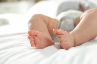 Küçük bebek yatakta uzanıyor, yakın plan.