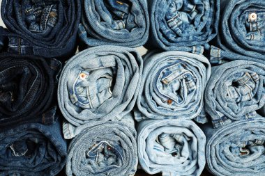 Arka plan olarak farklı modaya uygun kot pantolon, üst görünüm