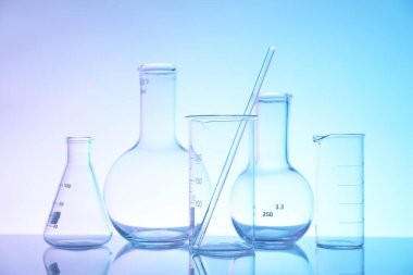 Ayna yüzeyinde renk arkaplanına karşı laboratuvar camları