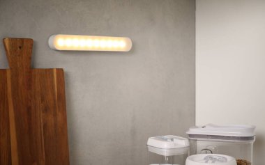 Mutfağın duvarında parıldayan modern LED lamba