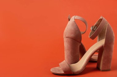 Kahverengi arkaplanda şık ayakkabılar, metin için boşluk