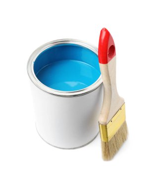 Açık mavi boya ve fırça tenekesi beyazda izole edilmiş.
