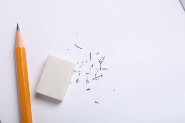 Silgi, kağıt üzerinde kalem ve kırıntılar, düz tabaka. Metin için boşluk