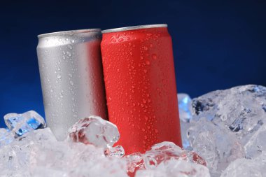 Koyu mavi arka planda buzlu içeceklerin tazelenmesi, yakın plan