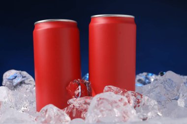 Koyu mavi arka planda buzlu içeceklerin tazelenmesi, yakın plan