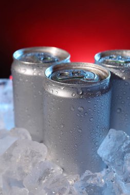 Koyu kırmızı arka planda buzlu içeceklerin tazelenmesi, yakın plan