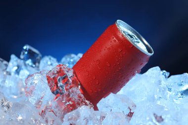 Koyu mavi arkaplanla buz kalıplarındaki içeceği tazelemek, yakın plan.