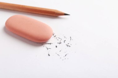 Silgi, kağıt üzerinde kalem ve kırıntılar, yakın plan. Metin için boşluk