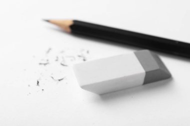 Silgi, kalem ve kırıntılar kağıda, yakın plan