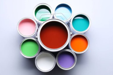 Işık arkaplanındaki parlak boya kutuları, görüntünün üzerinde