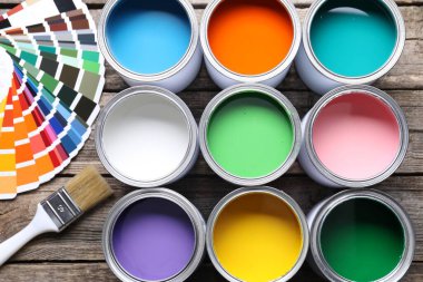 Parlak boya kutuları, fırça ve renk paletleri ahşap masa, düz yatıyordu