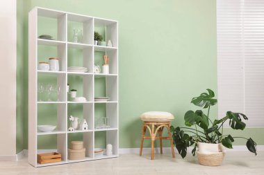 İçeride zeytin duvarının yanında bulaşık takımı olan raf ünitesi. Metin için boşluk