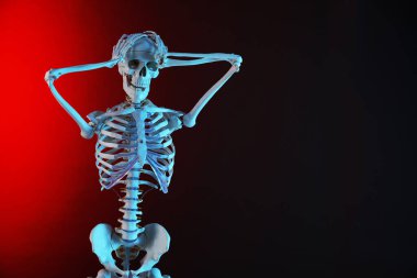 Karanlık arkaplan üzerine yapay insan iskeleti modeli neon ışıklarda, metin için boşluk