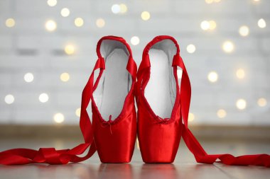 Bulanık ışıklara karşı bir çift güzel sivri uçlu ayakkabı. Bokeh etkisi