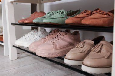 Farklı şık ayakkabılarla ayakta durun, yakın plan.