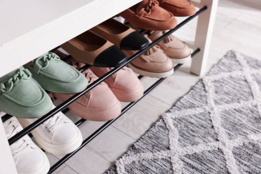 Farklı şık ayakkabılarla içeride durun, yakın plan. Metin için boşluk