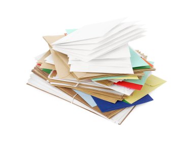 Beyaz zemin üzerinde farklı kağıt zarflar yığını. Postane