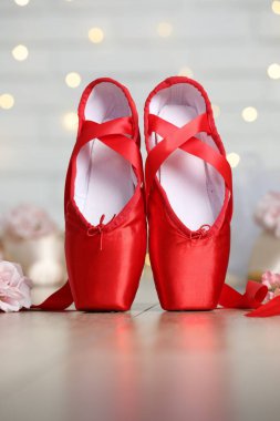 Yerde bulanık ışıklara karşı bir çift güzel sivri uçlu ayakkabı ve dekor. Bokeh etkisi