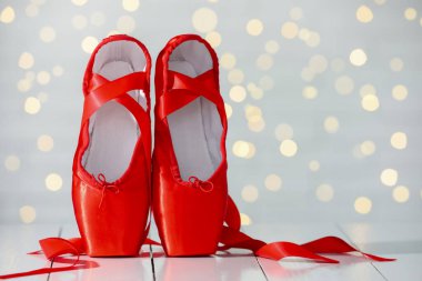 Bulanık ışıklara karşı yerde bir çift güzel sivri ayakkabı, mesaj için yer. Bokeh etkisi