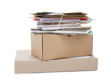 Beyaz zemin üzerinde farklı kağıt zarflar ve paketler yığını. Postane