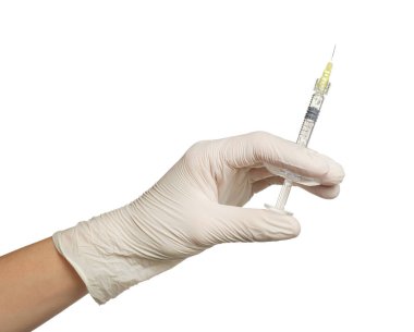 Tıbbi eldivenli doktor beyaz arka planda şırınga tutuyor, yakın plan.