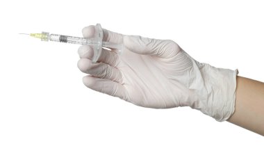 Tıbbi eldivenli doktor beyaz arka planda şırınga tutuyor, yakın plan.