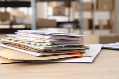 Postanedeki masada bir sürü farklı zarf var.