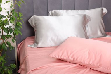 Evdeki yatakta güzel ipek çarşaflar.