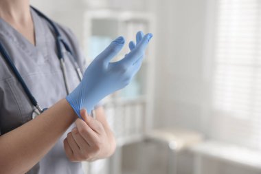 Hastanede eldiven takan tıp çalışanı, yakın plan. Metin için boşluk