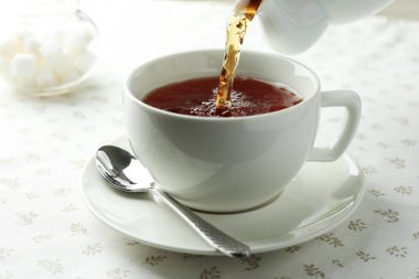 Masada fincana aromatik çay dök, yakın çekim.