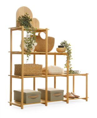 Ahşap raf ünitesi ve beyaz üzerine izole edilmiş farklı ev dekorasyonu.