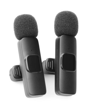 Lavalier mikrofonları beyaza izole edilmiş. Ses ekipmanları