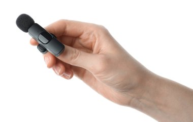 Beyaz arka planda lavalier mikrofonu olan kadın, yakın plan.