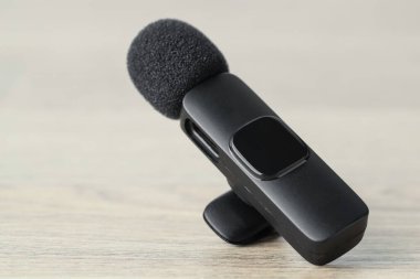 Lavalier mikrofonu ahşap masada, yakın plan. Ses ekipmanları