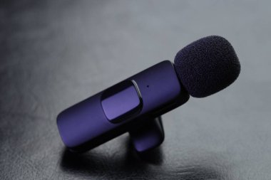 Lavalier mikrofonu siyah masada, yakın plan. Ses ekipmanları