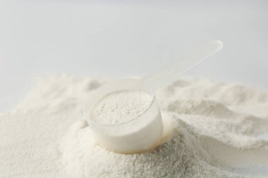 Kolajen tozu ve ışık arkaplanı kepçesi, yakın plan