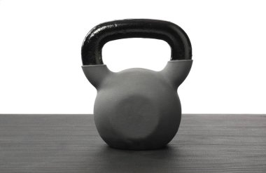 Beyaz arkaplana karşı spor minderi üzerine bir çaydanlık.