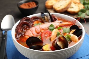 Masada servis edilen lezzetli deniz ürünleri çorbası, yakından.