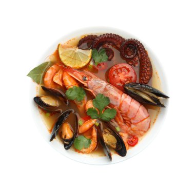 Tabakta nefis deniz ürünleri çorbası, beyaz manzaralı.