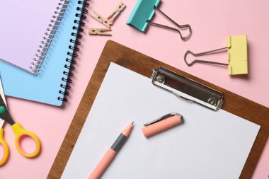 Pembe zemin üzerinde pano ve diğer kırtasiye malzemesi, düz yatıyordu