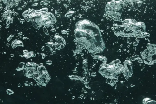 Siyah arkaplanda birçok su kabarcığı, yakın plan