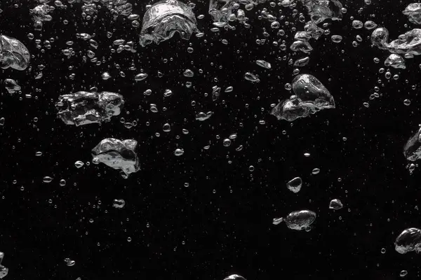 Siyah arkaplanda birçok su kabarcığı, yakın plan